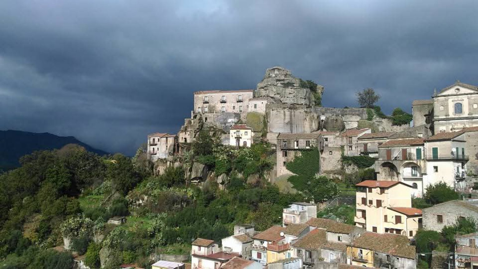 Panorama del castello e delle case di Castiglione di Sicilia